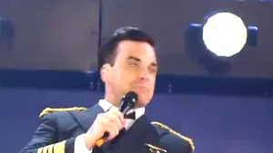 Robbie Williams a căzut de pe scenă şi a rupt mâna unei femei, în timpul unui concert - VIDEO