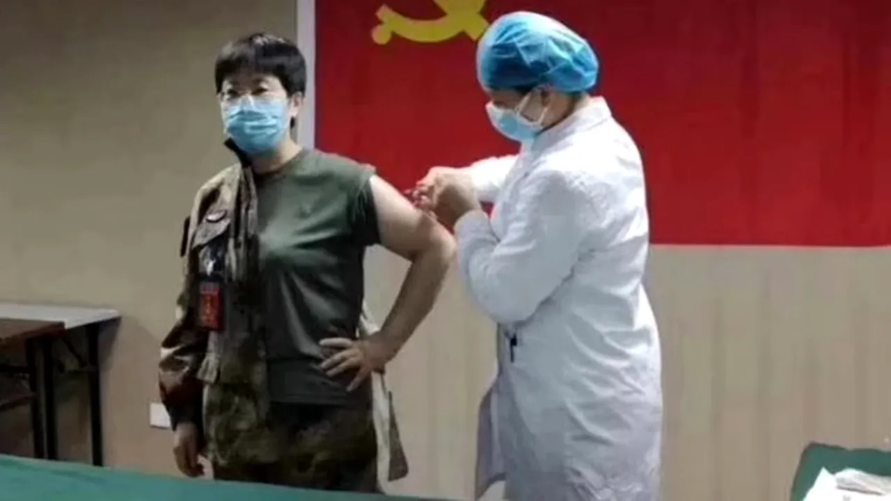 O doctoriţă din China şi-a injectat în braţ un vaccin pentru coronavirus. Nu a fost testat nici măcar pe animale