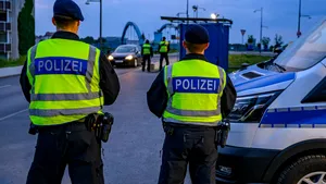 Explozii pe una dintre cele mai aglomerate străzi comerciale din Germania. Poliția a intervenit în forță