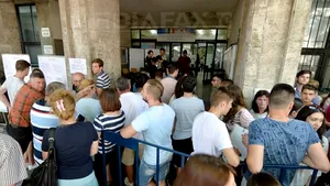 REPORTAJ: Aproape 5.000 de tineri înscrişi la ASE, unii după o coadă de peste cinci ore - FOTO