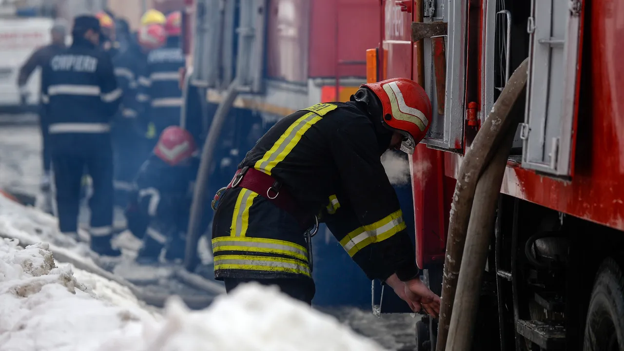 O bătrână a murit în locuinţa sa cuprinsă de flăcări
