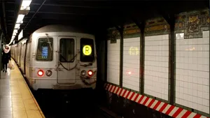 ”Crima de la metrou” se repetă în New York: Un adolescent care vorbea incoerent într-o staţie de metrou l-a lovit pe un bărbat şi l-a aruncat pe şine

