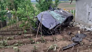 Accident rutier în drum spre casă, după o petrecere. Cinci tineri s-au răsturnat cu maşina şi au izbit o casă