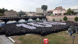 Record mondial stabilit la Alba Iulia: Cea mai mare hartă de ţară formată din oameni - GALERIE FOTO