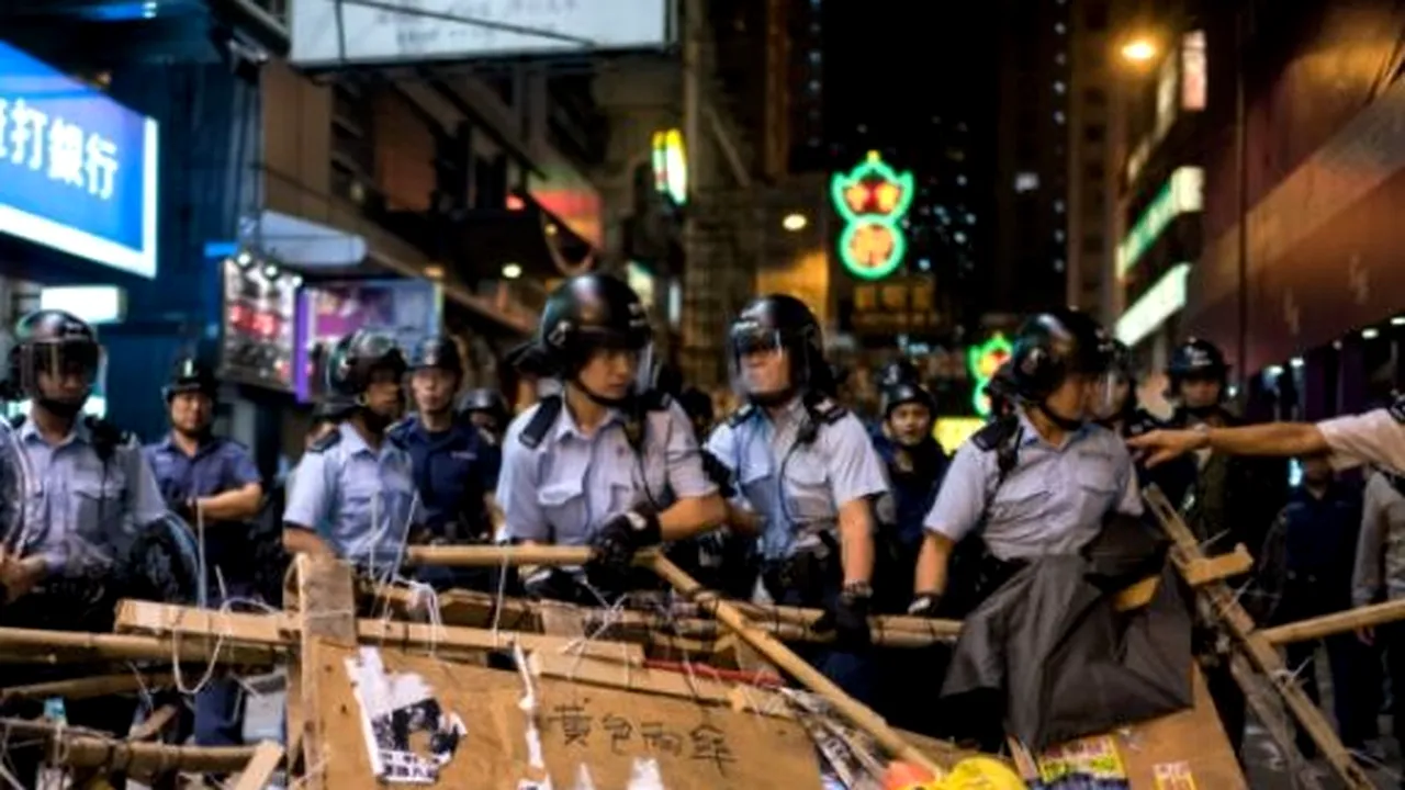 Optzeci de reţineri la Hong Kong în timpul demontării unor baricade