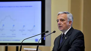 Isărescu: Cheltuielile cu salariile şi bunurile au fost singurele care au crescut în primul semestru
