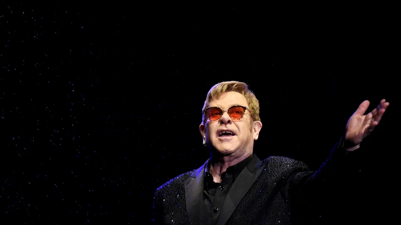 Ascultă Smart Radio | Manuscrisele versurilor lui Elton John, scoase la licitaţie şi estimate la peste 1 milion de dolari