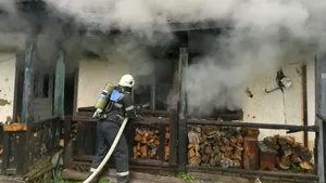 Chilia unei mănăstiri din Neamţ a luat foc din cauza unei candele nesupravegheate - FOTO