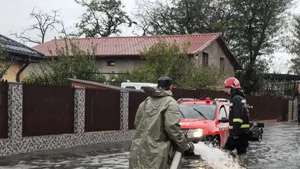 Cod galben și portocaliu de viituri în 14 județe. Blocaje de gheață pe mai multe râuri