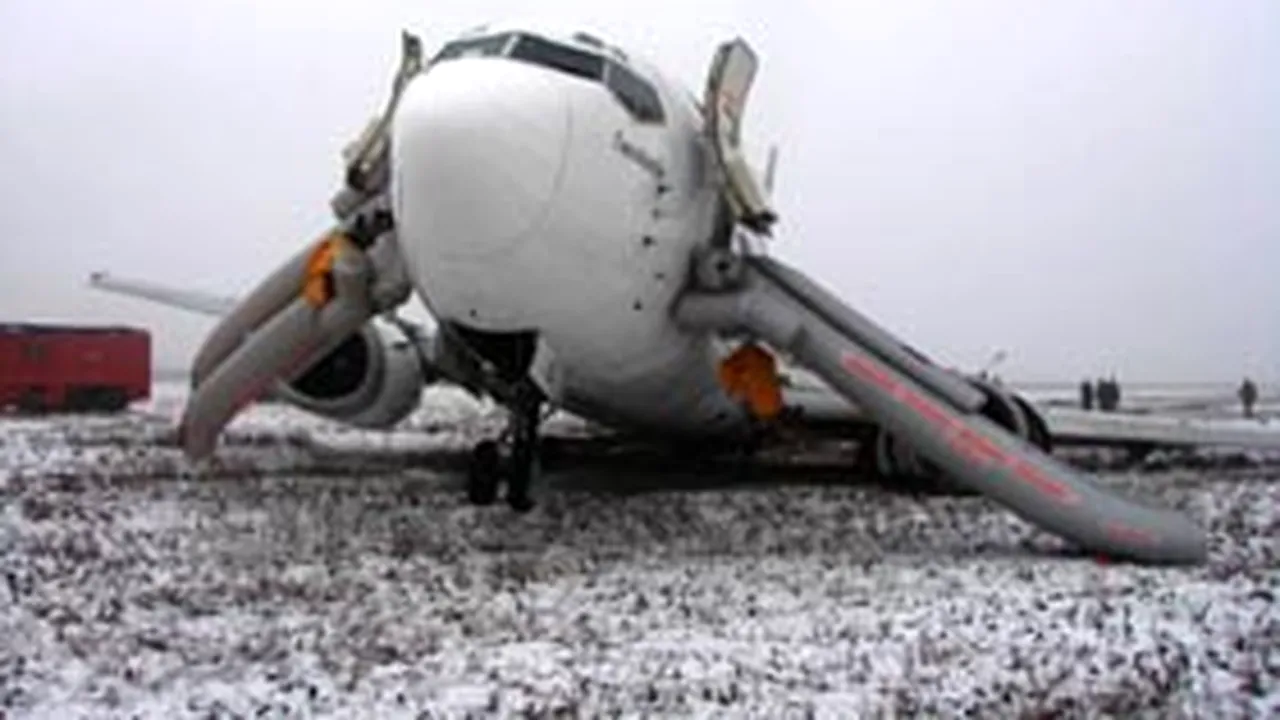 Raport MT: Controlorii de trafic, vinovaţi pentru accidentul aviatic de pe Otopeni