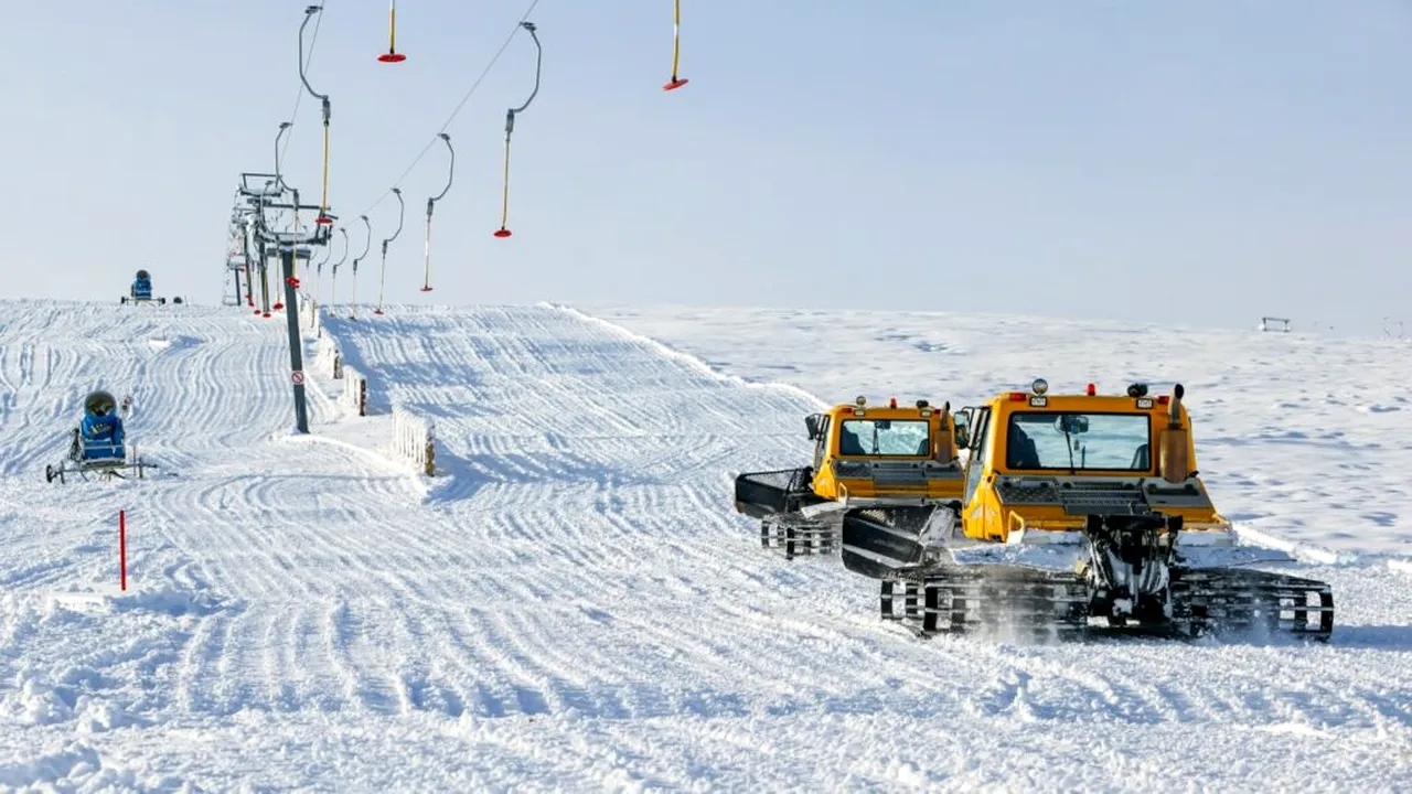 Se schiază de sâmbătă la Transalpina pe două pârtii din golul alpin