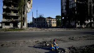 Războiul din Ucraina, ziua a 94-a. 10.000 de soldaţi ruşi sunt în Lugansk. Trupele ucrainene bat în retragere. Armata rusă avansează rapid în est. Un deputat comunist rus îi cere lui Putin să pună capăt războiului din Ucraina / SUA vrea să ofere Ucrainei rachete cu rază mare de acţiune