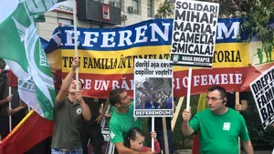 Marşul Normalităţii: În jur de 100 de persoane protestează faţă de legalizarea parteneriatelor homosexuale, dar şi faţă de Parada Pride | FOTO, VIDEO