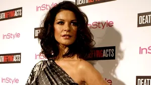 Catherine Zeta-Jones, fotografiată în timp ce fuma lângă soţul ei Michael Douglas