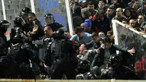 11 suporteri cercetaţi şi aproape 300 amendaţi în urma incidentelor la meciul Rapid-Steaua. Vezi aici imagini