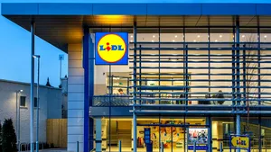 Detaliul de pe o atracţie turistică din Grecia care ilustra unul dintre produsele proprii, şters de supermarketul Lidl pentru a fi ”neutri religios”