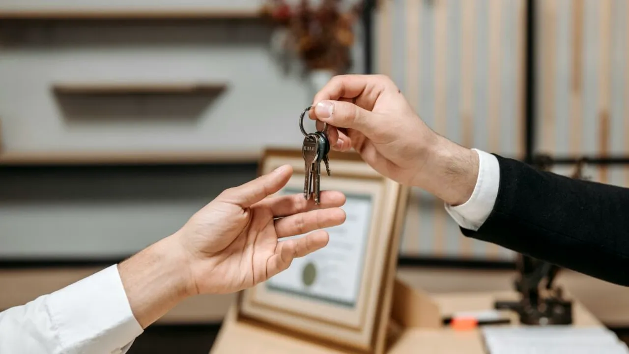 Un tânăr, cercetat pentru că ar fi dat spre închiriere apartamente care nu-i aparțineau