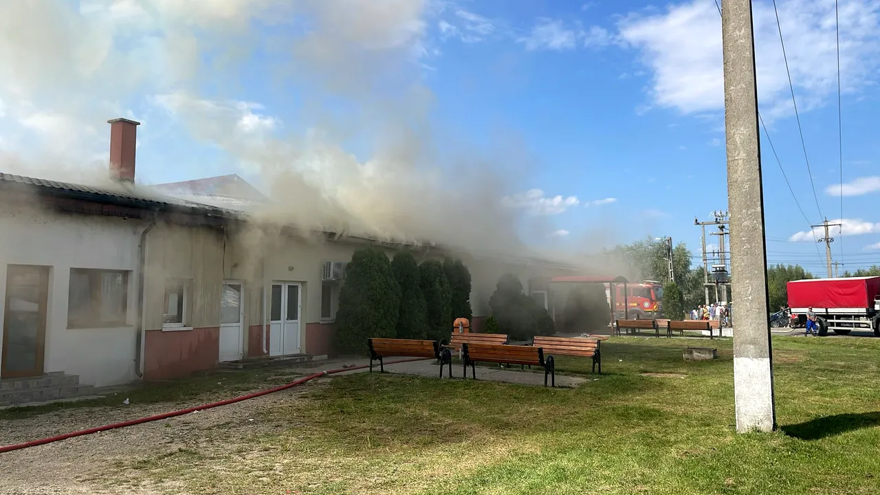 Căminul cultural dintr-o localitate din judeţul Bacău a luat foc