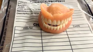 Hoaţa de dinţi: O femeie din SUA a furat proteza altei persoane şi a purtat-o la audierile cu poliţia | FOTO
