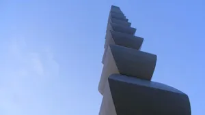 O fetiţă a scris un mesaj pentru prietena ei, pe Coloana Infinitului. Părinţii, iritaţi că au fost amendaţi, riscă acum dosar penal