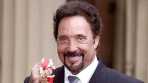 Greu de crezut, dar adevărat! Tom Jones e plin de operaţii estetice