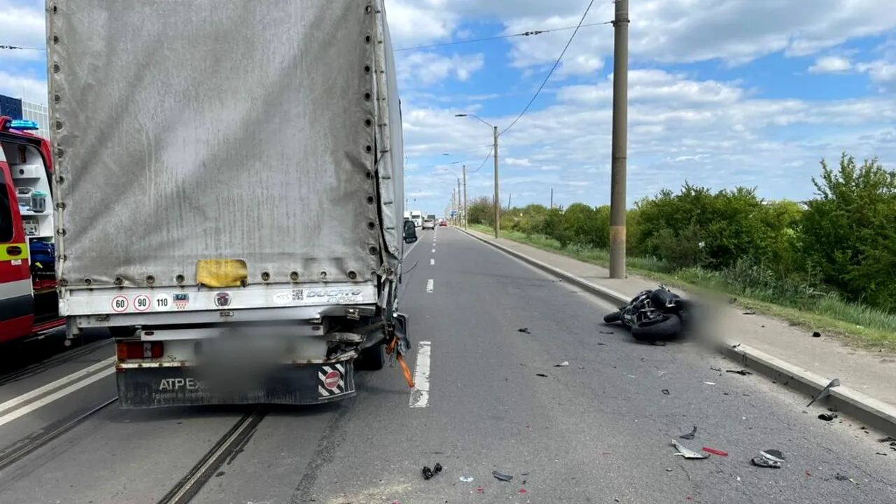 Accident grav în Cluj-Napoca: două persoane rănite după impactul dintre o autoutilitară și o motocicletă