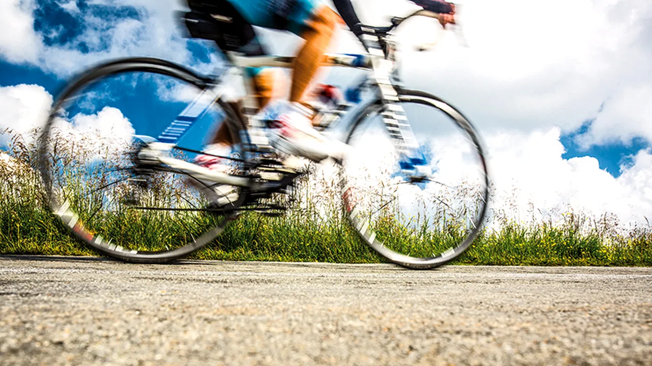 Accident GRAV în Capitală. Un biciclist a murit după ce s-a lovit de un autocamion. Trafic restricţionat