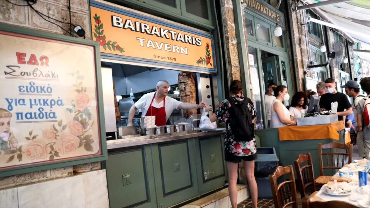 Restaurantele greceşti simt inflaţia: preţurile Souvlaki cresc vertiginos