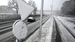 Se circulă îngreunat, în condiţii de iarnă, pe DN 7 Piteşti – Râmnicu Vâlcea