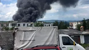 Incendiu puternic la un depozit de dezmembrări auto din Odorheiu Secuiesc | FOTO