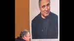 „F*CK PUTIN AND TRUMP”: Regizorul român Radu Jude a semnat la Berlin mesajul pe un portret de la premiera filmului Kontinental 25