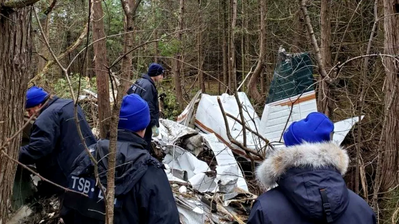 Un avion de mici dimensiuni s-a prăbuşit în Canada. Cel puţin şapte persoane au murit. FOTO