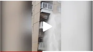 Jet cu apă clocotită înalt de 12 etaje rupe asfaltul în Sankt Petersburg
