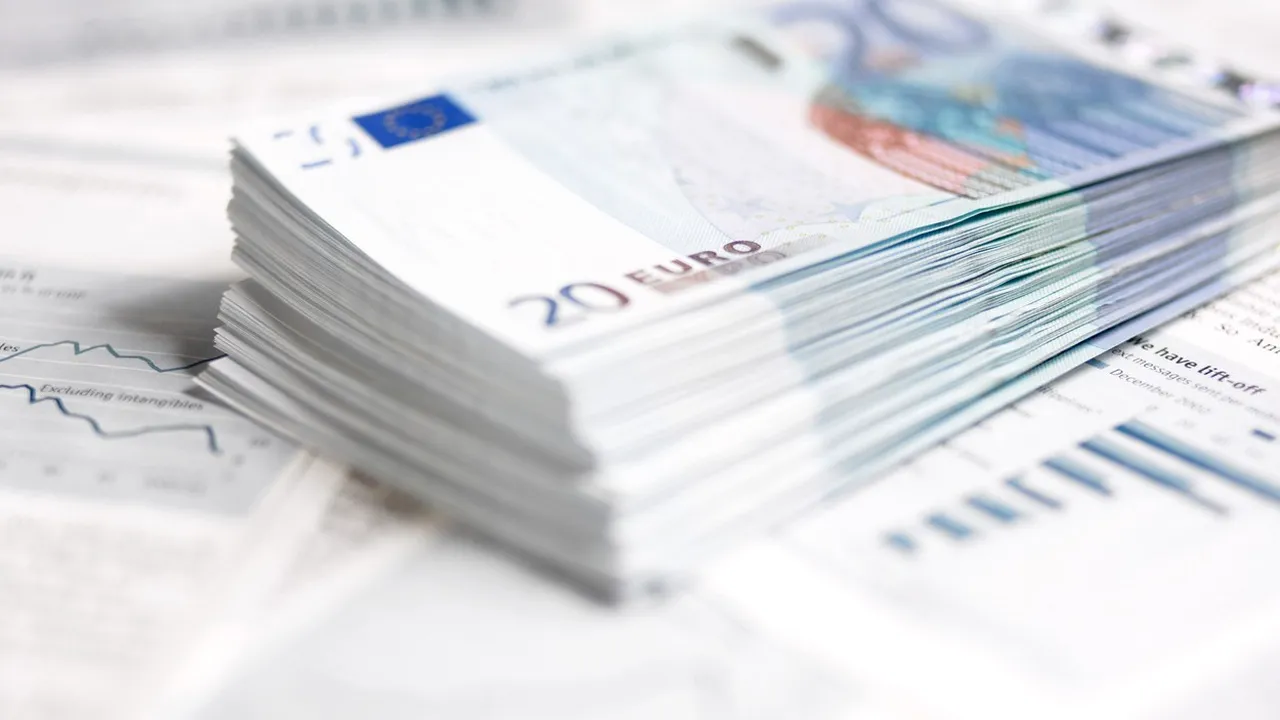 Euro rămâne în preajma maximului istoric atins cu o zi în urmă. Nou maxim pentru francul elveţian