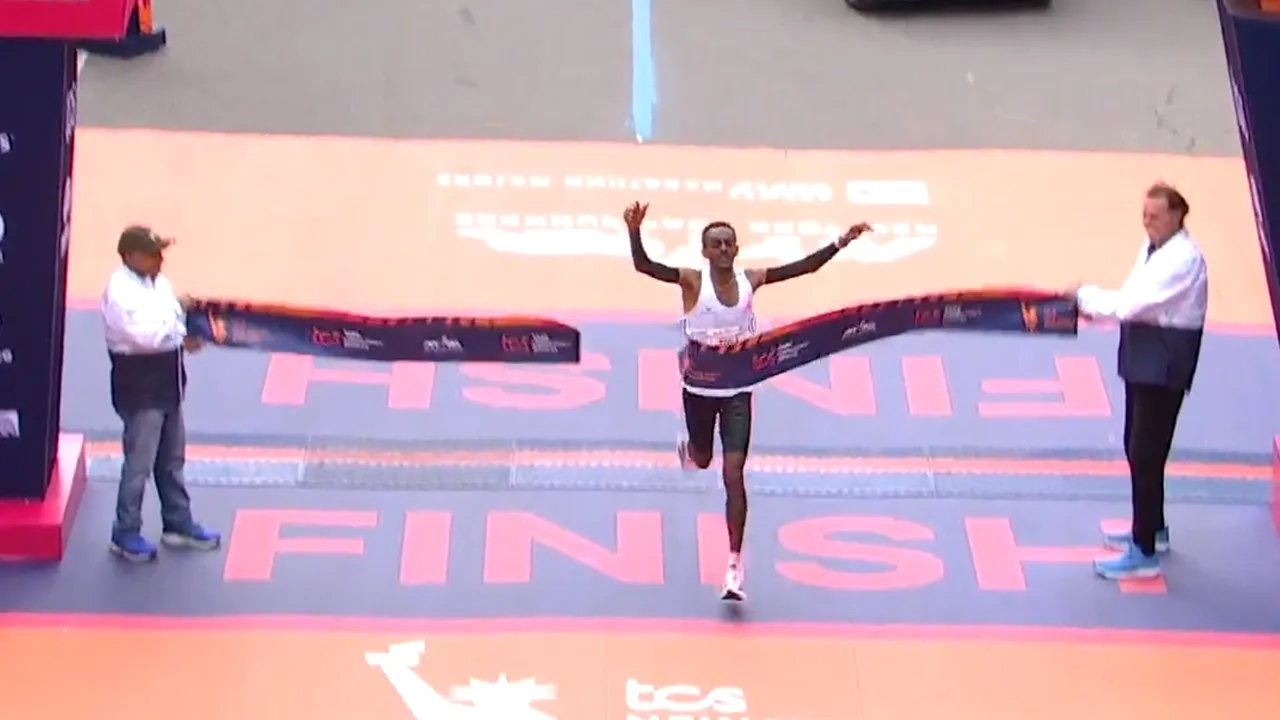 Etiopianul Tamirat Tola câştigă maratonul de la New York. Hellen Obiri câştigă cursa feminină