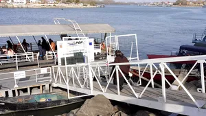 Orice ca să ajungă la secţia de votare. Locuitorii dintr-o suburbie din Tulcea trec Dunărea cu şalupa ca să voteze - FOTO