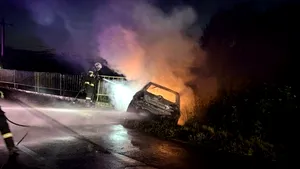 Autoturism cuprins de flăcări în Dâmbovița. Un tânăr de 21 de ani a ajuns la spital