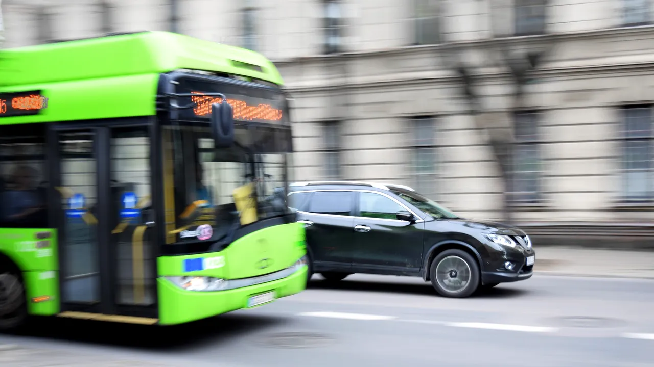 Patru aplicaţii dedicate transportului public şi traficului, testate de Primăria Capitalei. Bucureştenii, invitaţi să îşi spună părerea