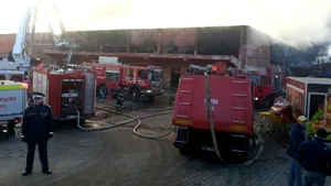 Incendiu puternic într-un centru comercial din Suceava. O parte din plafon s-a prăbuşit - FOTO