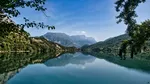 Castelul care iese din apă. O iluzie optică atrage numeroși turiști pe malul unui lac