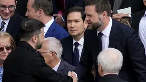 Vance şi Zelenski s-au întâlnit la ceremonia de la Vatican. Ei s-au salutat strângându-şi mâna
