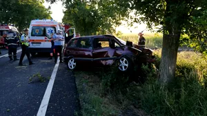 Accident cumplit în Constanţa: Un mort şi doi răniţi, după ce maşina în care se aflau a lovit un copac