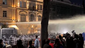 Proteste violente la Tbilisi: Manifestanții au încercat să ia cu asalt palatul prezidențial. Forțele de ordine intervin cu tunuri cu apă