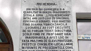 Cum a ajuns numele premierului Dăncilă pe placa comemorativă de pe faţada unei şcoli din Maramureş/ Reacţia Inspectoratului Şcolar Judeţean | FOTO  