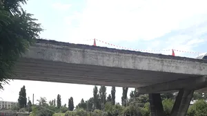 Balustrada unui pod s-a prăbuşit peste şosea, la ieşirea din Buzău spre Brăila. Construcţia, expertizată anul trecut