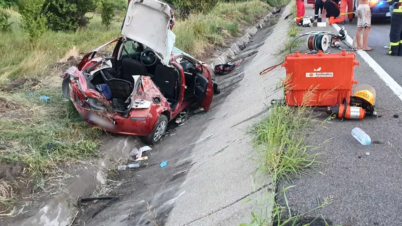 FOTO Trafic blocat spre Capitală după un accident grav, cu un mort şi mai mulţi răniţi. Intervenţie cu elicopterul SMURD