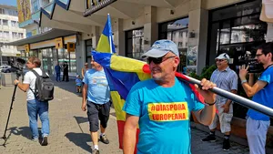 Mitingul din 10 august | Mai mulţi români din diaspora care merg spre Bucureşti au scandat la Cluj ”Diaspora este România” - GALERIE FOTO, VIDEO