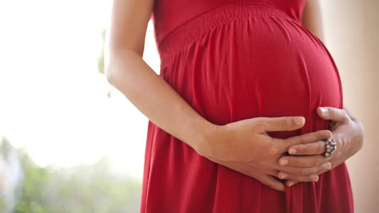 Majoritatea refugiatelor care au născut în România reclamă probleme şi abuzuri în sistemul medical