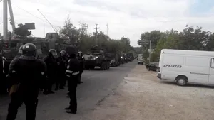 Protestatari socialişti au blocat un convoi militar american, la graniţa dintre Moldova şi România - FOTO