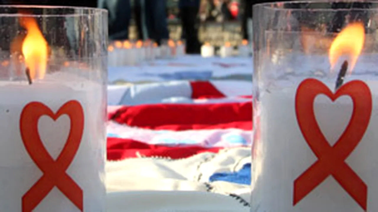 Candele aprinse pentru fiecare bolnav de SIDA care a murit în România, duminică, în Herăstrău